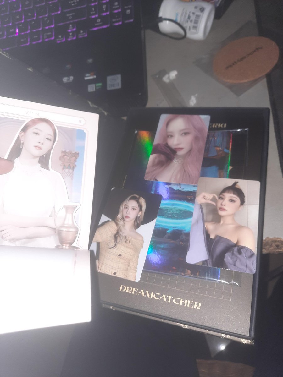 Dashinjason's tweet photo. My first Dreamcatcher's album and I got Queen Bora, Yoohyeon and Siyeon big pog energy? #apocalypse_save_us #Dreamcatcher https://t.co/GvxFJUPOe7