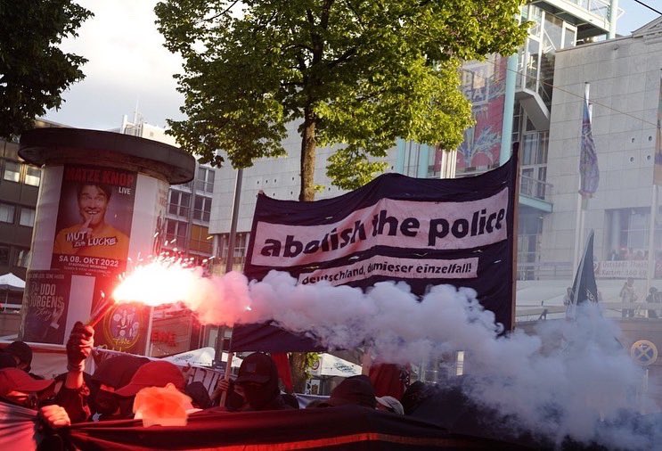 Gestern haben wir in #Mannheim unseren entschiedenen Widerstand gegen die tödliche #Polizeigewalt auf die Straße getragen. Unser Kampf gegen diese todbringende Normalität der Polizei und ihres Systems wird weitergehen. Mannheim - Das war Mord! #ma0705