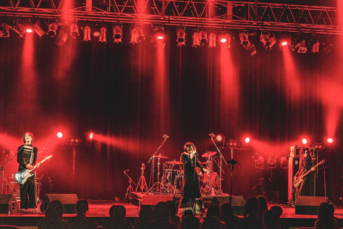 tbtvtwit's tweet photo. 【『ALLDEADDIESFES2021』emmuree／フォトリポート：後編 】⇒ https://t.co/vBg5jbugRo #dieS #emmuree https://t.co/k1r2Mbgpi6