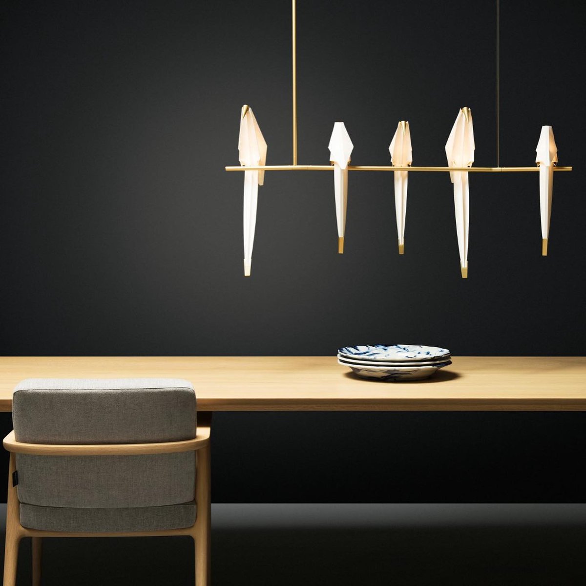 mooielight's tweet photo. A family of sculptural lamps celebrates the beauty and poetry of a bird perched on a branch, rocking darkness away when set in motion.

https://t.co/TKdPshzndt

#design #interiordesign #furniture #cremadesign #perchlight #interior #homedecor #diningroom #livingroom #Mooielight https://t.co/My9C08IGEU
