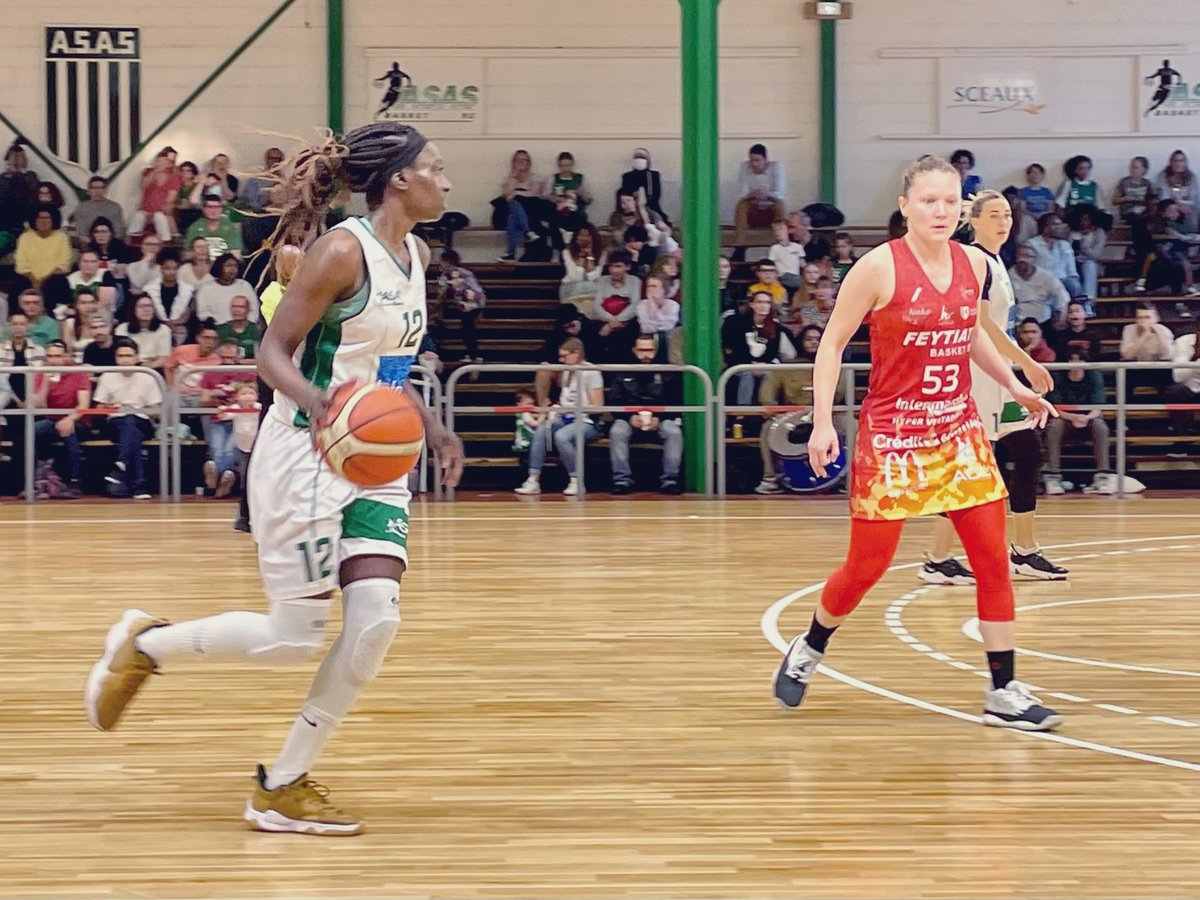PhilippeSceaux's tweet photo. [#PLAYOFF #NF1] Superbe ambiance hier soir sur le parquet des #ClosSaintMarcel où l'#ASAsceaux s’est relancée magistralement contre #Feytiat Basket (71-61) en cette 2ème journée. Rdv la semaine prochaine pour la suite de ces éliminatoires 👍 🏀⛹️‍♀️ -> #LF2 👏 #laventurecontinue https://t.co/hE8nutBJcA