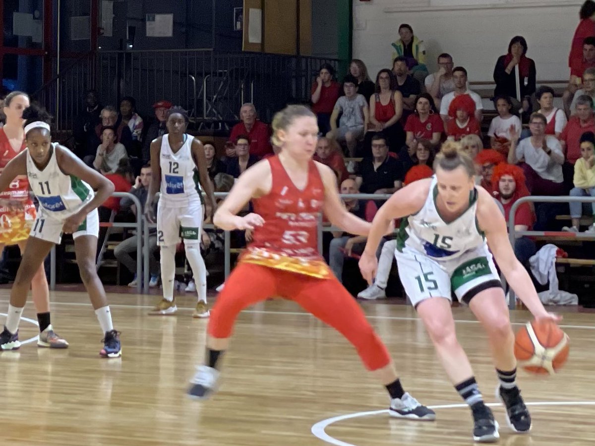 PhilippeSceaux's tweet photo. [#PLAYOFF #NF1] Superbe ambiance hier soir sur le parquet des #ClosSaintMarcel où l'#ASAsceaux s’est relancée magistralement contre #Feytiat Basket (71-61) en cette 2ème journée. Rdv la semaine prochaine pour la suite de ces éliminatoires 👍 🏀⛹️‍♀️ -> #LF2 👏 #laventurecontinue https://t.co/hE8nutBJcA