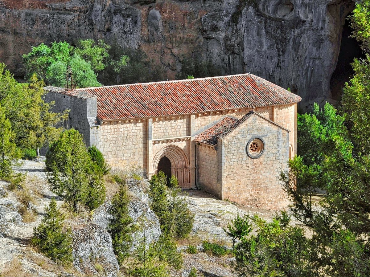RomanicoEspana's tweet photo. La ermita de San Bartolomé del Cañón del Río Lobos (Ucero - Soria), donde arquitectura y escenario se funden a la perfección para conformar uno de los enclaves románicos más espectaculares de nuestro país #BuenosDias #FelizDomingo https://t.co/lQpXteB5ee