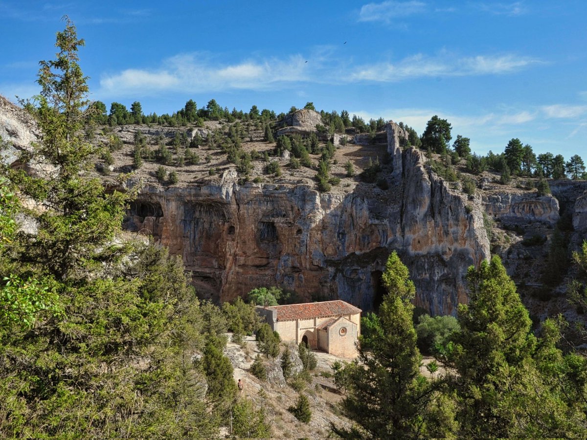 RomanicoEspana's tweet photo. La ermita de San Bartolomé del Cañón del Río Lobos (Ucero - Soria), donde arquitectura y escenario se funden a la perfección para conformar uno de los enclaves románicos más espectaculares de nuestro país #BuenosDias #FelizDomingo https://t.co/lQpXteB5ee