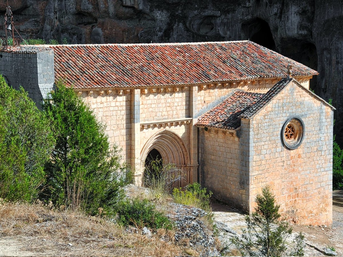 RomanicoEspana's tweet photo. La ermita de San Bartolomé del Cañón del Río Lobos (Ucero - Soria), donde arquitectura y escenario se funden a la perfección para conformar uno de los enclaves románicos más espectaculares de nuestro país #BuenosDias #FelizDomingo https://t.co/lQpXteB5ee