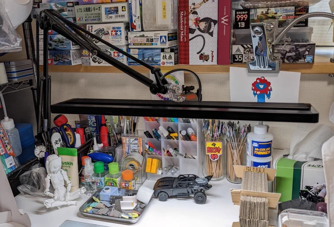 Zライトはフィギュアの面相や筆塗りするときに光量があるとモールドの段差が浮き出て見えるので作業が捗るしアームが長いから取り回しの自由度高いし何よりプロ用の機材を使ってる感が気分も高めてくれるので愛用品です。
光源を手元に近づけて作業するのが自分流
#バントウスペース 