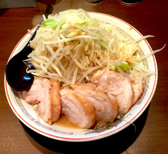 お昼ラーメン豚山行ってきました✨
名前だけで胃もたれしそう🙄

ラーメンを頼んだら豚もやし炒めが出てきます 