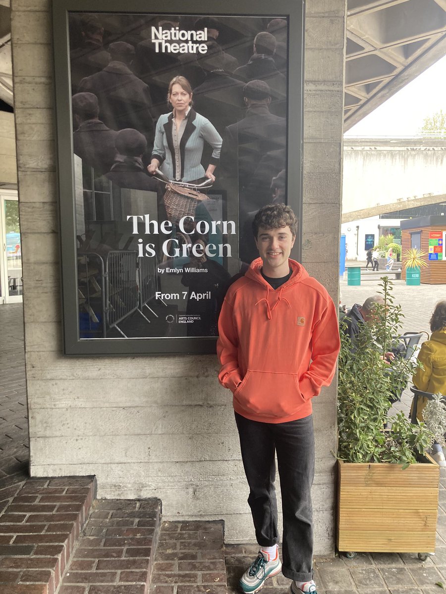elliwsan's tweet photo. Yn cyflwyno Bore Sul ar @BBCRadioCymru ac mae gen i gyfweliad efo @sion_emlyn sy’n perfformio yn y National Theatre ar hyn o bryd. https://t.co/t6rDvGDJ5u