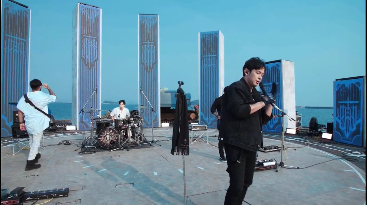 คือเมื่อวานวง cocktail บอกในเพจว่าจะไลฟ์ตอน 6 โมงเย็น พอถึงเวลาพี่โอมแกก็มานั่งดีดกีตาร์ร้องเพลง ก็คงไม่มีอะไร พอจบฮุค แกวางกีตาร์ แล้วฉากก็เปิดออก เชี่ย ไลฟ์ที่แปลว่าคอนเสิร์ตเต็มวงบนเรือกลางทะเล แล้วดูฟรีอะ กุตาค้างไปเลย