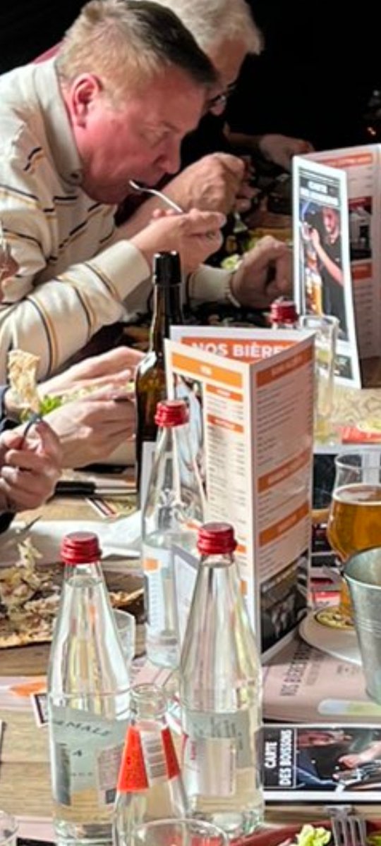 AdrianZublin's tweet photo. Impayables, @lespatriotes_59 ! Autour du géniteur de #Floflotte #Philippot, ils visitent une brasserie et se font une bonne bouffe arrosée aux frais des #gueux qui ont acheté des Pin's. Et ils appellent ça 'réunion de travail'... 🤣🤣🤣

Les 0,5% visées aux #Legislatives2022 ! https://t.co/0XJRhwqFmY