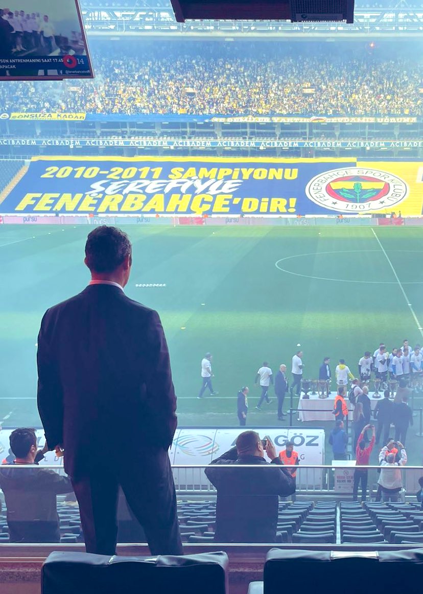 zgergezz's tweet photo. Fenerbahçe büyüklüğü bambaşka bir mevzu..
Şampiyon olmadığımız halde idmanı 40.000 taraftar izliyor...
Ali Koç başkan sen bize öyle gel..
Bu taraftar Özür beklemiyor..
Bu taraftar 3 Temmuz'u unutmaz..
Şaklabanlara hatırlıyorum 2010-2011 şampiyonu Fenerbahçe'dir.. https://t.co/e7QKpbCdgF