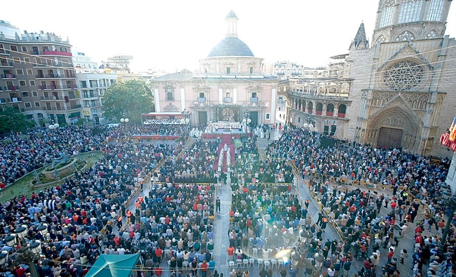 La Plaza de la Virgen, completamente llena en la celebración de la Miss d'Infants el día de la Fiesta de la Patrona de Valencia #Centenario <a href="/basilicadesampa/">Basílica Ntra. Sra. de los Desamparados</a> #VirgenDesamparados: