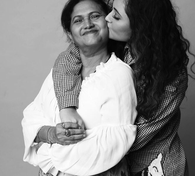 ayshahabib11's tweet photo. Maa ❤️

#MothersDay #RashamiDesai #Rashamians https://t.co/a6PWHqLj9f