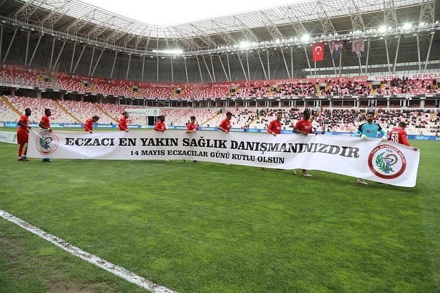 erenecz5858's tweet photo. ‘Eczacı en yakın sağlık danışmanınızdır.’ pankartıyla sahaya çıkarak 14 Mayıs eczacılık günümüzü kutlayan sivassporumuzun çok değerli futbolcuları ve  yöneticilerimize şükranlarımızı sunarız. @sivasspor  #14mayıseczacılıkgünü #Eczacınadanış #eczacıenyakınsağlıkdanışmanınızdır https://t.co/4jNTCXS2Uo