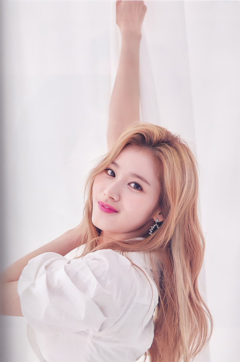 minascyjy's tweet photo. sana's signature pose https://t.co/T8x5e6pz44