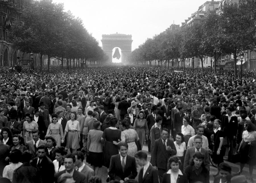 Paris on Twitter: "📷 Le 8 mai 1945, sur l'avenue des Champs-Elysées.  Aujourd'hui, Paris et la France commémorent la fin de la Seconde Guerre  mondiale. 🇫🇷 https://t.co/5JS47TNfsI" / Twitter