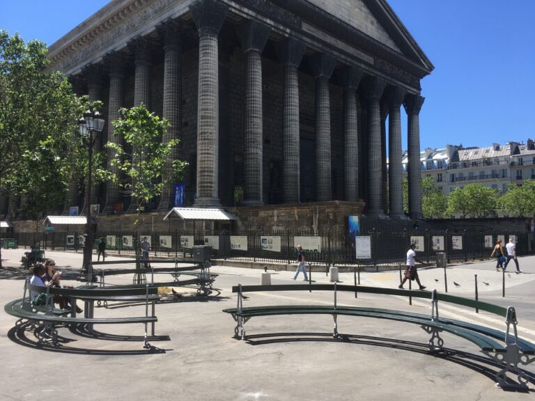 ColRatatouille's tweet photo. @EmmanuelSPV @jacquesbaudrier a toujours juré que #RUEROYALE serait bien repavée.l’histoire recente #SACCAGEPARIS nous a simplement appris à nous méfier il n’y a d’ailleurs qu’à constater les vulgaires bancs de #CONTREFAÇON qui ont été installés #PLACEDELAMADELEINE pour pour le confirmer https://t.co/zlZCnzyX3e