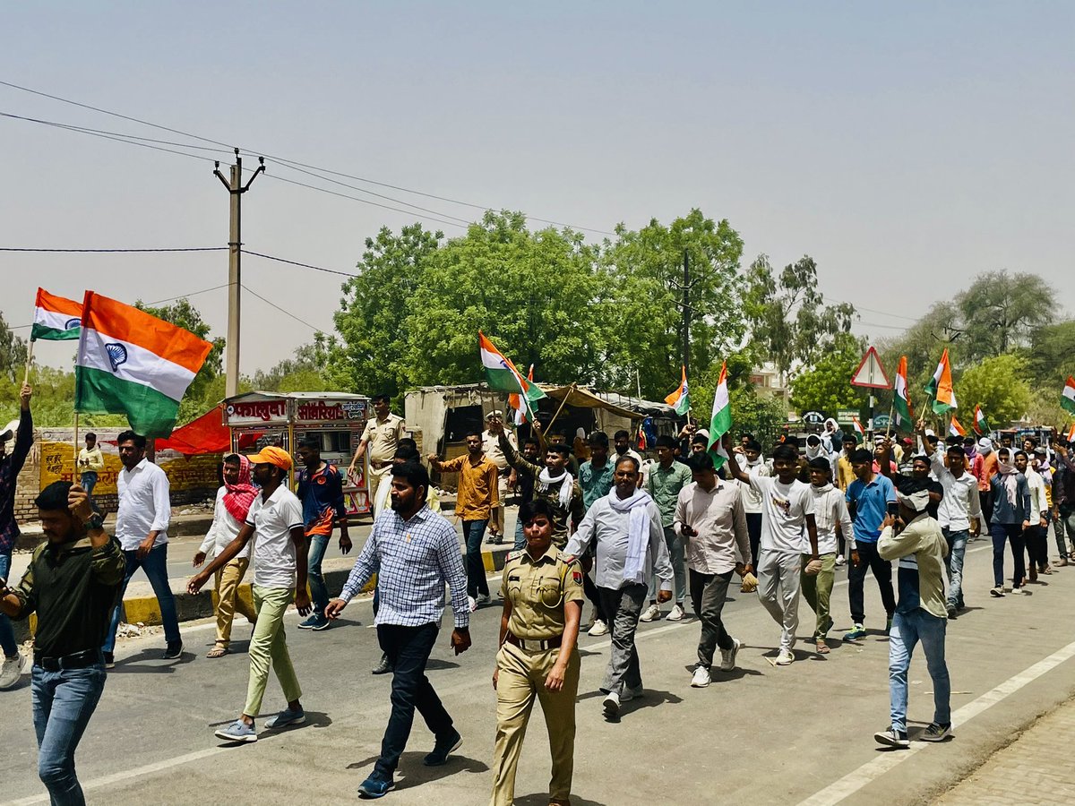 VijayBeniwal_'s tweet photo. आज लुनकरनसर में सेना भर्ती की माँग को लेकर #भारत_बंद के समर्थन में युवाओं के साथ #तिरंगा_यात्रा निकालकर समर्थन व्यक्त करते हुए केन्द्र सरकार की उदासीनता का विरोध दर्ज करवाया 🙏🏾
जल्द से जल्द हो सेना भर्ती ✌️🇮🇳✌️
#justice_for_defence_students 
@adgpi @PMOIndia @RLPINDIAorg https://t.co/kq2evLk7tC