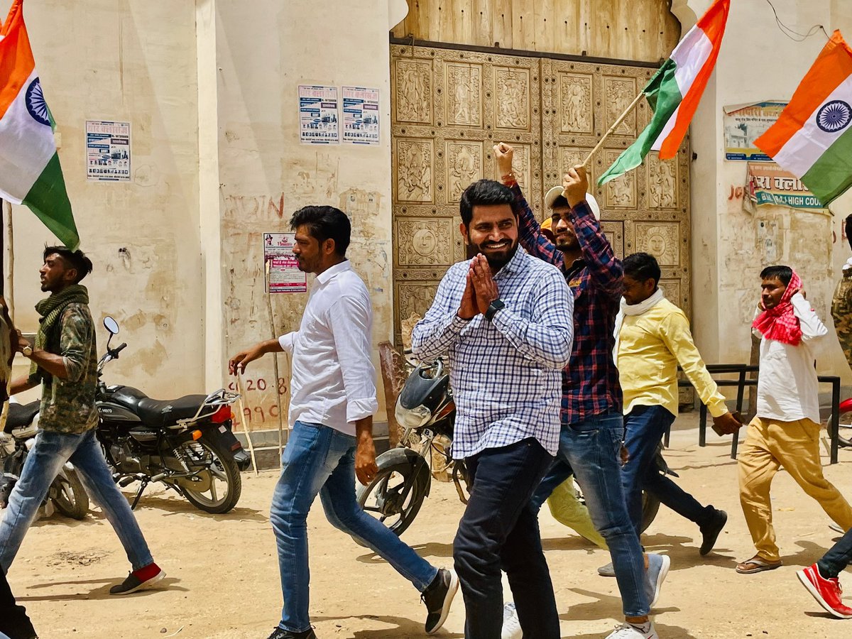 VijayBeniwal_'s tweet photo. आज लुनकरनसर में सेना भर्ती की माँग को लेकर #भारत_बंद के समर्थन में युवाओं के साथ #तिरंगा_यात्रा निकालकर समर्थन व्यक्त करते हुए केन्द्र सरकार की उदासीनता का विरोध दर्ज करवाया 🙏🏾
जल्द से जल्द हो सेना भर्ती ✌️🇮🇳✌️
#justice_for_defence_students 
@adgpi @PMOIndia @RLPINDIAorg https://t.co/kq2evLk7tC