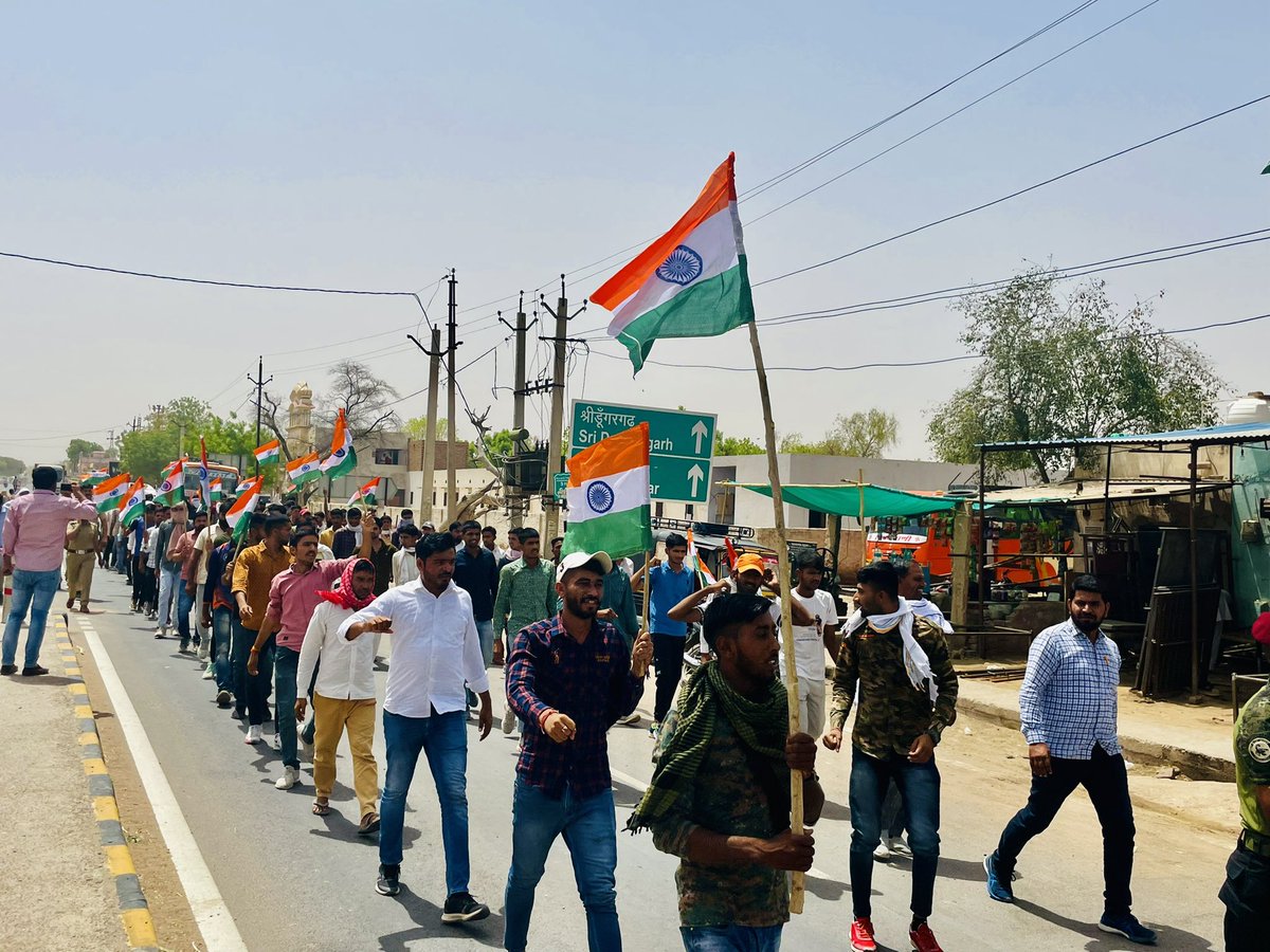 VijayBeniwal_'s tweet photo. आज लुनकरनसर में सेना भर्ती की माँग को लेकर #भारत_बंद के समर्थन में युवाओं के साथ #तिरंगा_यात्रा निकालकर समर्थन व्यक्त करते हुए केन्द्र सरकार की उदासीनता का विरोध दर्ज करवाया 🙏🏾
जल्द से जल्द हो सेना भर्ती ✌️🇮🇳✌️
#justice_for_defence_students 
@adgpi @PMOIndia @RLPINDIAorg https://t.co/kq2evLk7tC