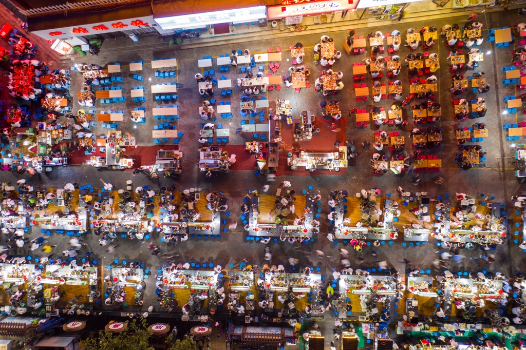chin_eat's tweet photo. People having Huitong noodles at night in #shaanxi 🤩 From this point of view it looks like a match making event but in fact is just a dinner at night. We can feel the smell from here though !
#chineat #noodles #dumplings #vermicelli #spaghetti #dinner https://t.co/M0UAViFFpN