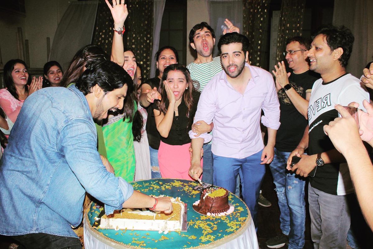 rahimansari08's tweet photo. Congratulation guys for completion of 400 Episodes🎂💐 #PandyaStore #celebrations #roll #camera #action #success https://t.co/09Yg1jNjXd