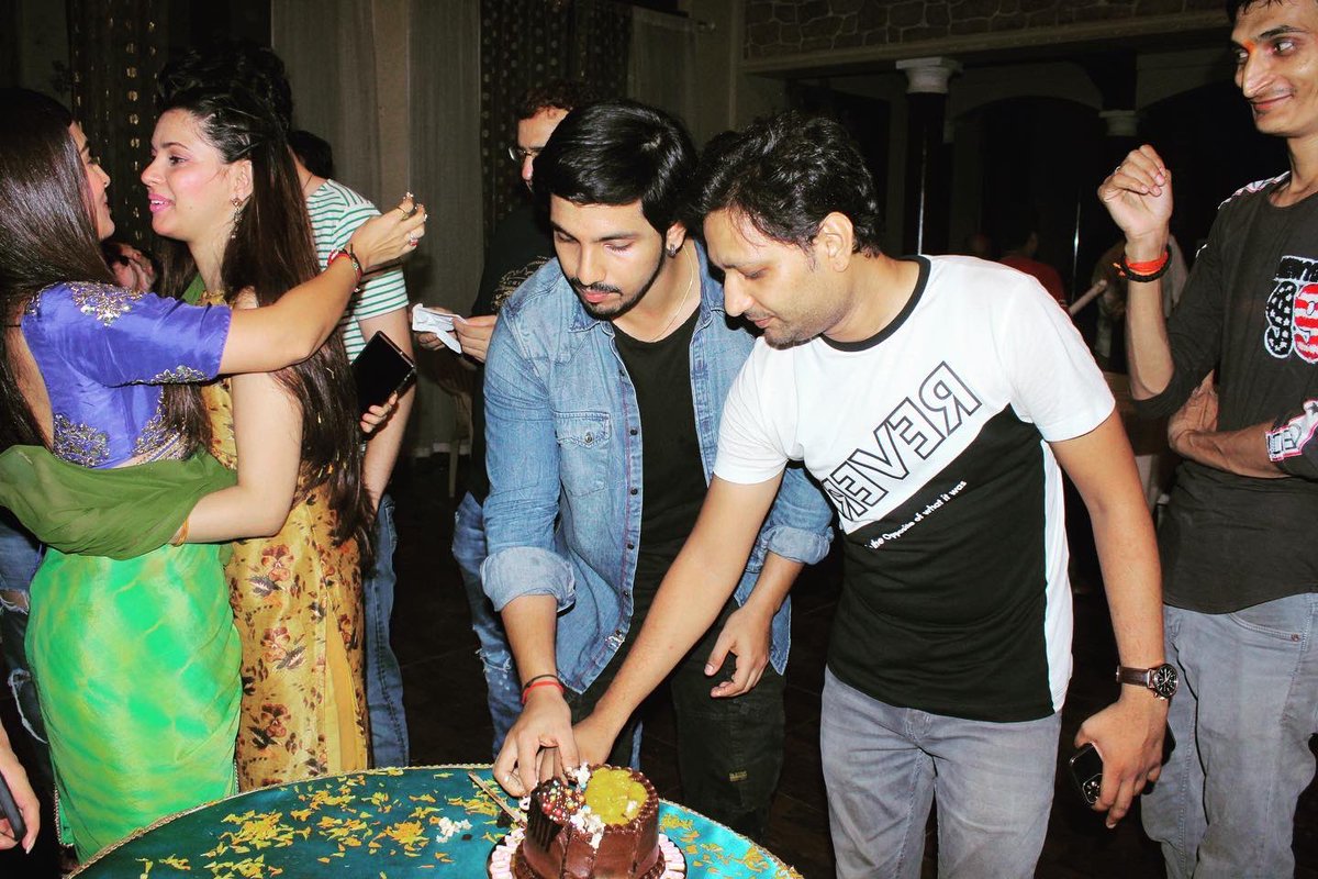 rahimansari08's tweet photo. Congratulation guys for completion of 400 Episodes🎂💐 #PandyaStore #celebrations #roll #camera #action #success https://t.co/09Yg1jNjXd