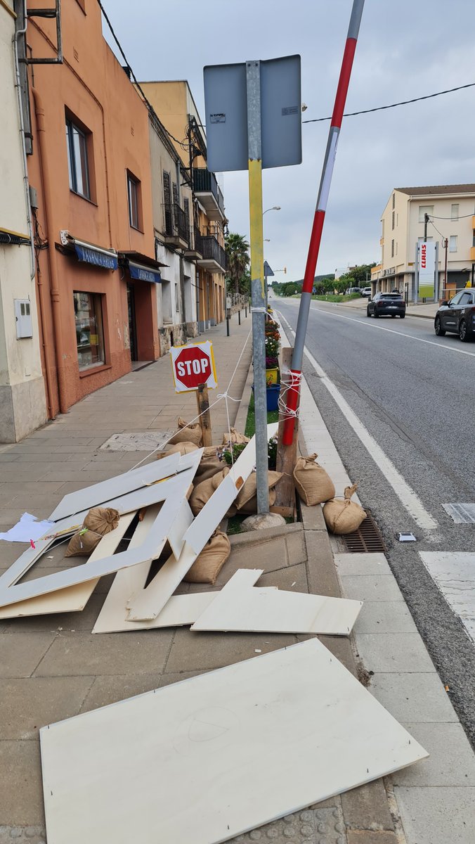 desobedcivil's tweet photo. Tothom a Bàscara
Atac feixista a la República Catalana , no ens aturarem, avui Bàscara respondrà més forta que mai
Fem una crida a l'autodefensa de Bàscara
Poble a poble ✊️ https://t.co/d9Xkbf7pcR