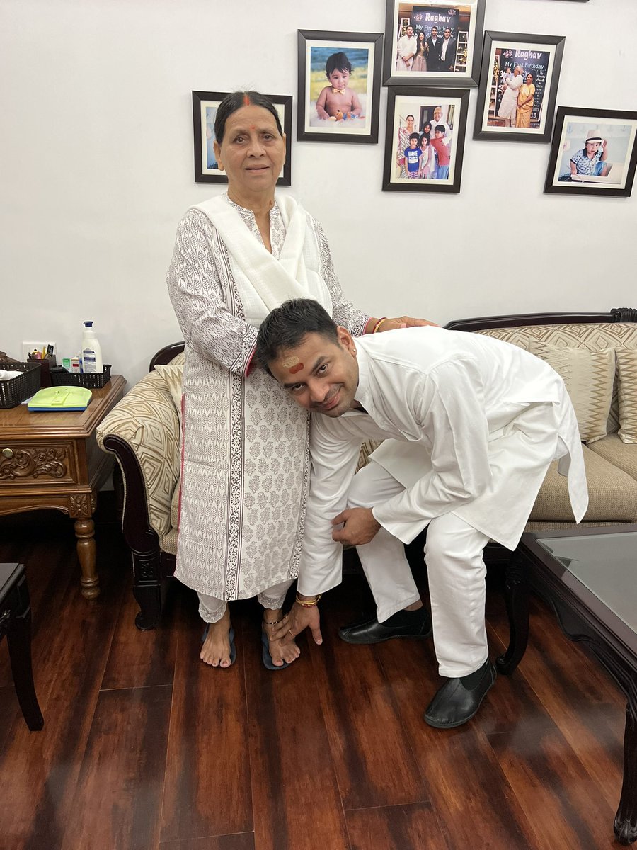 TejYadav14's tweet photo. हो एक शब्द या एक लाख, या लिख दूं तुझपे ग्रन्थ भले तेरी पूर्ण व्याख्या नामुमकिन मां, तेरी कोख में कृष्ण और राम पले। हैप्पी मदर्स डे ! https://t.co/FQfq4a9i7A