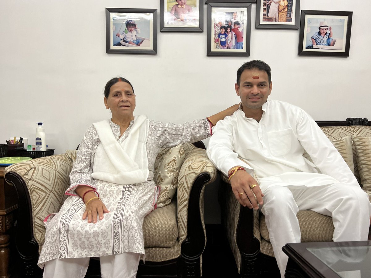 TejYadav14's tweet photo. हो एक शब्द या एक लाख, या लिख दूं तुझपे ग्रन्थ भले तेरी पूर्ण व्याख्या नामुमकिन मां, तेरी कोख में कृष्ण और राम पले। हैप्पी मदर्स डे ! https://t.co/FQfq4a9i7A
