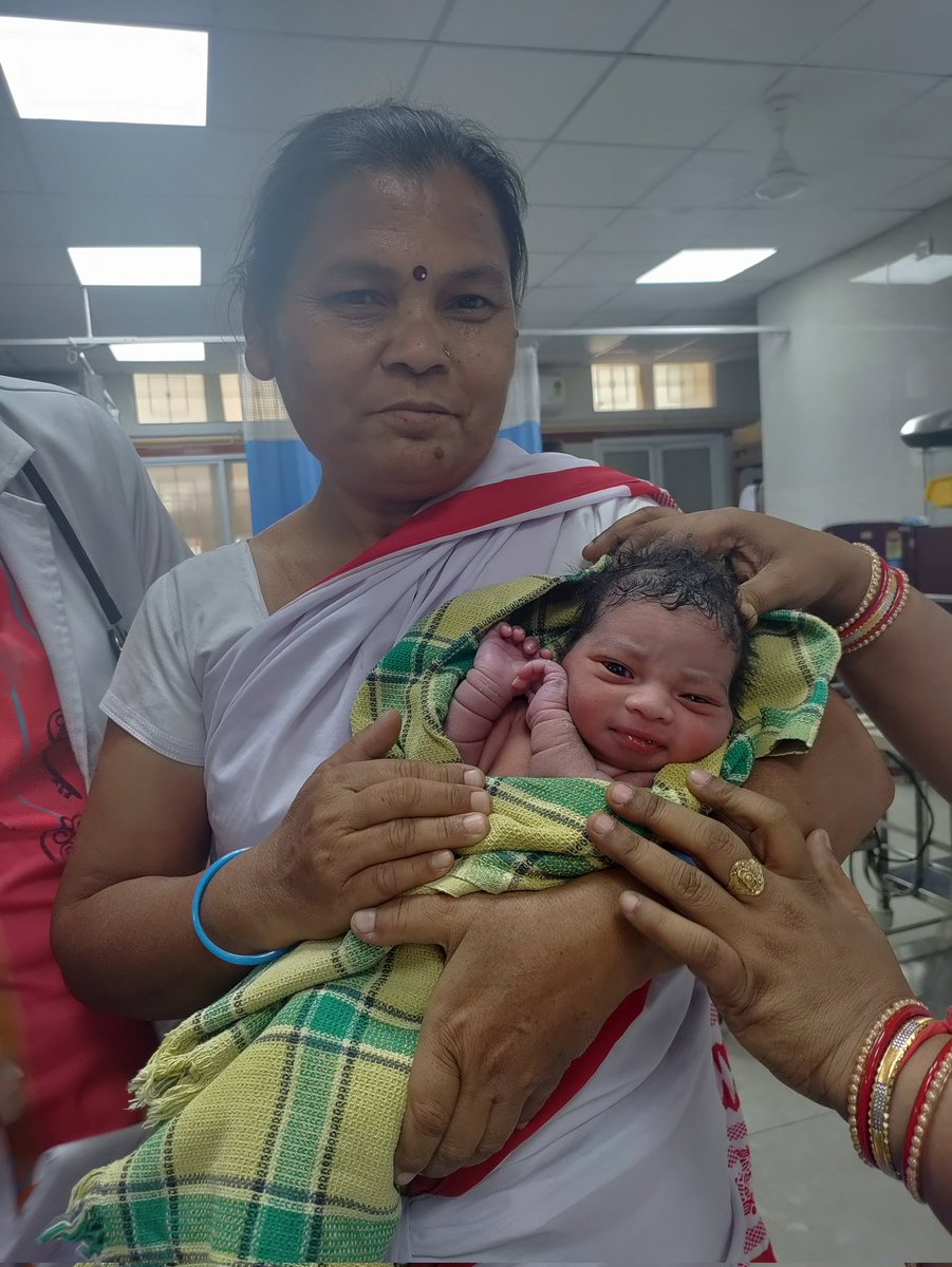 ये हैं गीता नेताम
मेकाहारा के लेबर रूम में दाई
दर्द से कराहती महिला के माथे पर प्यार भरा हाथ सहलाना हो, उसे ढांढस बंधाना हो या कभी-कभी उसे मां की तरह डांटना हो, जच्चा बच्चा को सुरक्षा और सेहत का ध्यान रखना हो, सब काम गीता करती है ताकि वो महिला मां बन सके।
#MothersDay2022