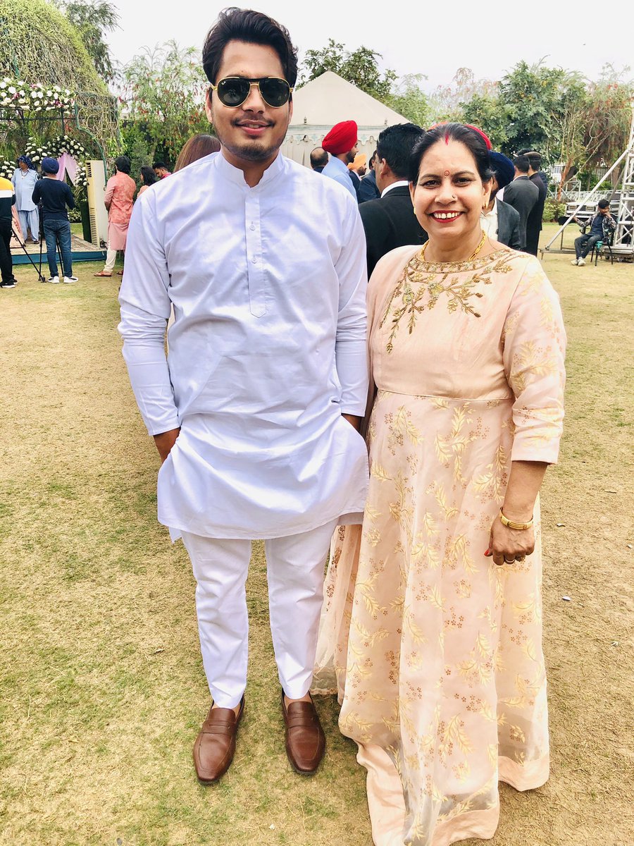JaideepMaan01's tweet photo. फूल में जिस तरह खुशबू अच्छी लगती है मुझको उस तरह मेरी मां अच्छी लगती है ईश्वर सलामत और खुश रखे मेरी मां को बस यही दुआ मेरे दिल से निकलती है. Happy Mothers Day ❣️ https://t.co/cDmAmMlRal