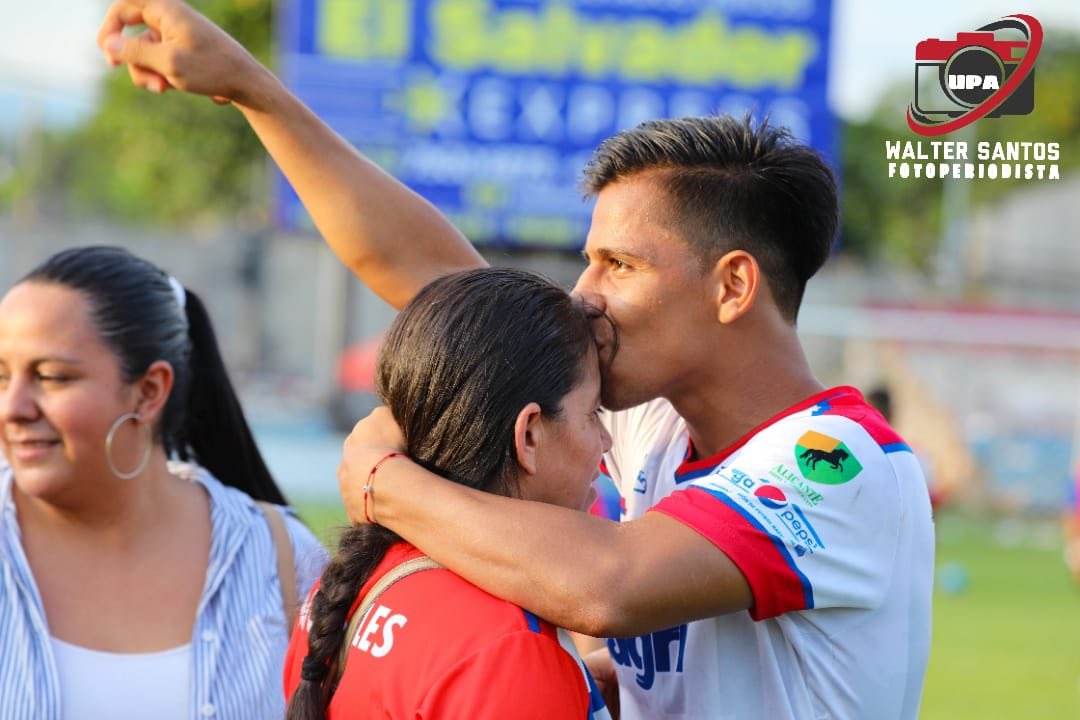 luiscanales09's tweet photo. Prometo siempre dar lo mejor, para que te sientas orgullosa amor de mi vida ♥️👩‍👦‍👦
Siempre agarrados de tu mano ♥️😍
@_Wcanales95 @firpo_oficial https://t.co/hVJQkGaza1