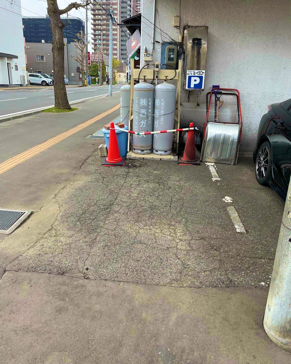 junsei2021's tweet photo. おはようございます🥰
山と雲のじゅんせーです🫡

GW最終日ですね‼️皆様はいい休みを取れましたでしょうか🤗　是非GW〆のラーメン召し上がってはいかがでしょうか⁉️

当店で店横1台と中道奥行った月極駐車場1台の2台駐車できます🚕　
1枚目の所は停めるのに至難の技らしいです苦笑
#おは戦40508ms https://t.co/5DoC6DFs3s