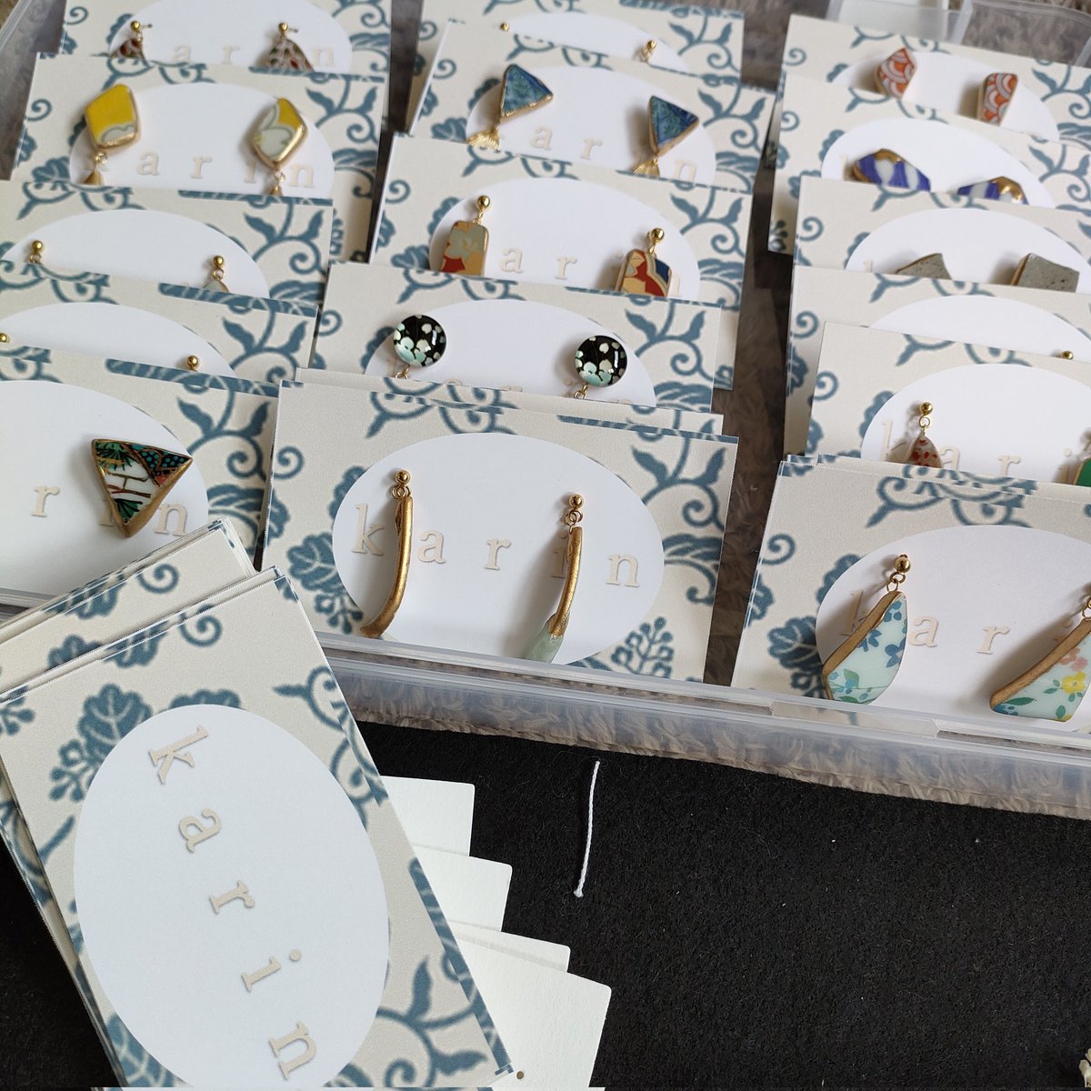 Karin_kintugi's tweet photo. アクセサリー台紙を変更することにしました。今日は台紙の入れ替え作業です✨
台紙が変わるだけでこんなに表情が変わるんですね！
#香凜 #金継ぎアクセサリー #ハンドメイドアクセサリー #３０代コーデ #40代コーデ https://t.co/Nxp5uPZOQA