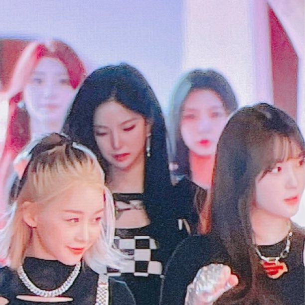 เคปเล่อไปเคคอนวันนี้สร้างเรื่องราวแต่เช้า เซอไพรส์มาก น้องแชน้องดากลับไปเป็นสาวผมดำตามเดิม ส่วนฮิจังนี่แหละย้อมผมทองแทน จากไฮไลต์ทองเป็นทองทั้งหัว พี่ถิงก็ผมแดงแบบแดงกว่าเดิม อมก นึกถึงแชดาในรายการ 😭🤲🏻