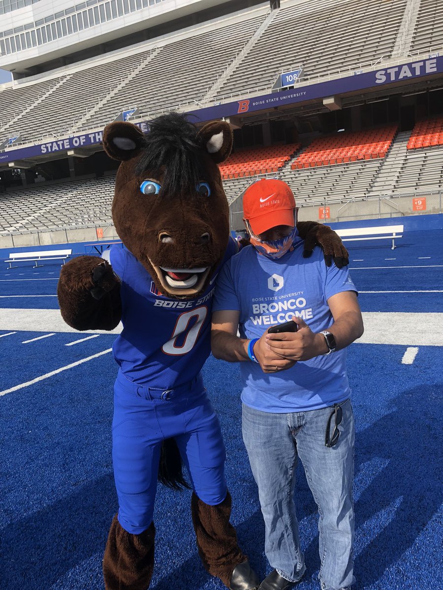 1KrishnaPakala's tweet photo. Well now I know who was that Buster!
Congratulations @AllyOrr8. Thank you for being a change maker and bringing joy to many! #BoiseStateGrad https://t.co/PStz4OLzRM