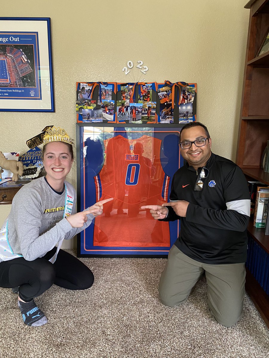 1KrishnaPakala's tweet photo. Well now I know who was that Buster!
Congratulations @AllyOrr8. Thank you for being a change maker and bringing joy to many! #BoiseStateGrad https://t.co/PStz4OLzRM