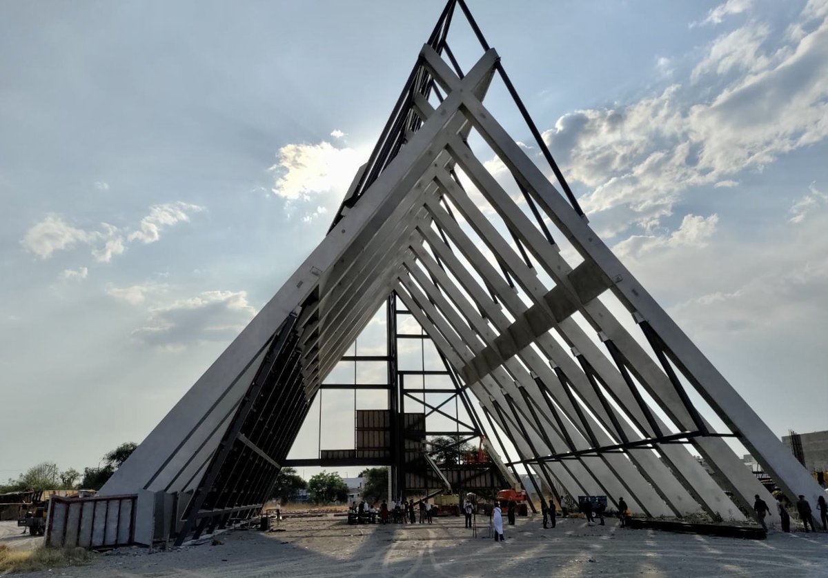 AldoalfaroCaeq's tweet photo. Escuchamos la ponencia In Situ de @juliogaeta y @lubyspringall en la Asamblea Nacional. Nos platicaron sobre la construcción de la nueva Catedral del Sagrado Corazón de Jesús, Diócesis de Celaya. Un proyecto que retoma las formas geométricas puras de la arquitectura. https://t.co/L53lTnJilz