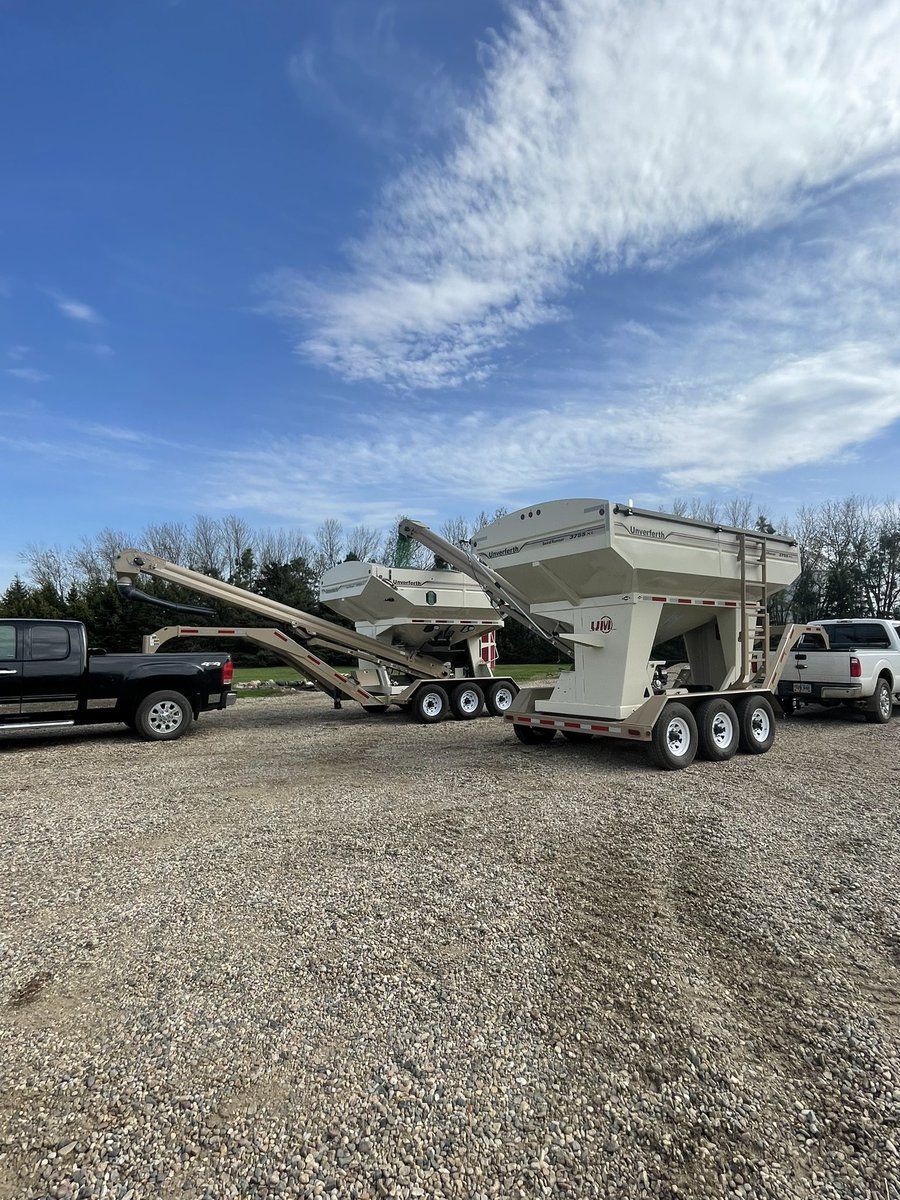 EhrinNelson's tweet photo. Beautiful windy day in SD to move some green @PioneerSeeds! The @UnverferthMfg tenders are getting a workout! https://t.co/t9zZfMN93u
