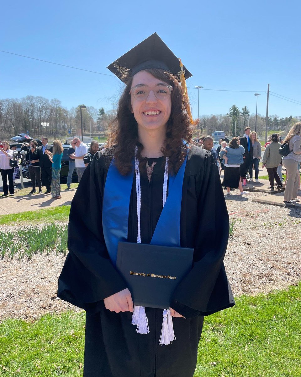 Leahnaya__'s tweet photo. I officially graduated from UW-Stout with a B.S. in Computer Science!!!!!

Congrats to all the friends who graduated with me too!!!!!!!!

#UWStout #StoutProud #CollegeGrad #ClassOf2022 https://t.co/NUS0WUzc1f
