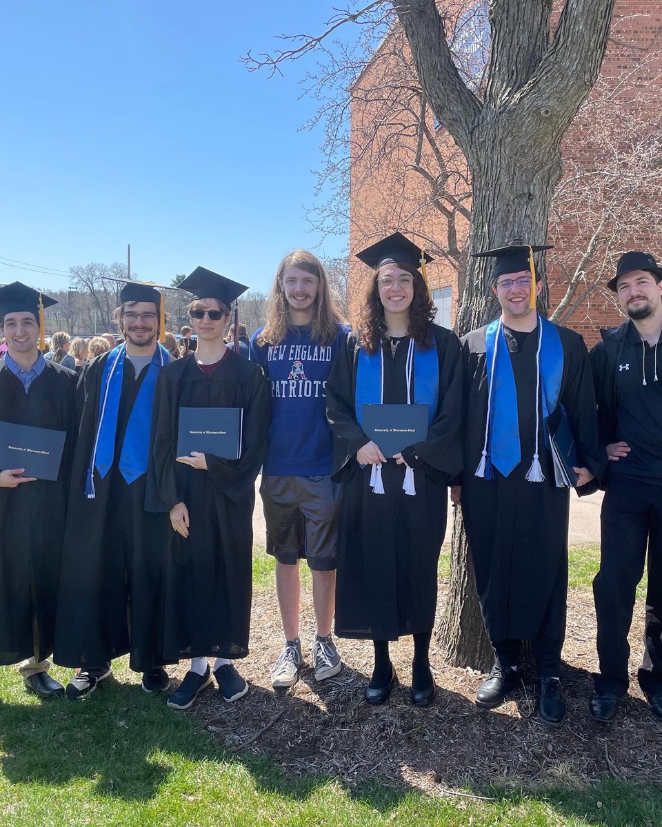 Leahnaya__'s tweet photo. I officially graduated from UW-Stout with a B.S. in Computer Science!!!!!

Congrats to all the friends who graduated with me too!!!!!!!!

#UWStout #StoutProud #CollegeGrad #ClassOf2022 https://t.co/NUS0WUzc1f