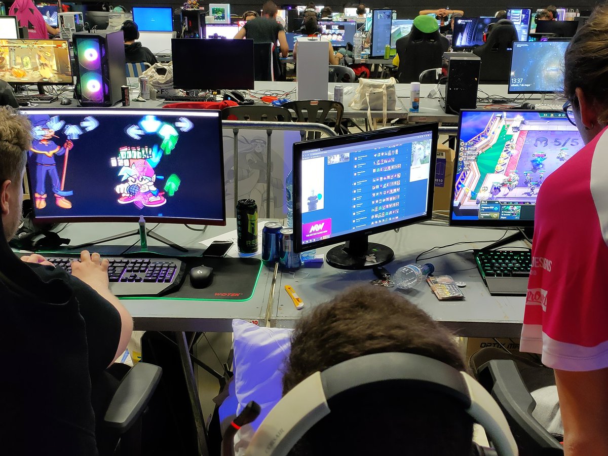Gamesportselect's tweet photo. Desenllaç (part 2)

- Competició durant tot el dia ✅
- Casteig de totes les partides del torneig ✅
- Cosplay by @ScarpyCosplay
- Entrevista @Sallanman_cat i com ser #lleidatanament famós ✅
- Torneig Fighting @MistUpLleida✅

LAN PARTY @paerialleida 

A per l'últim dia! 

Gg https://t.co/ypd49si4ci