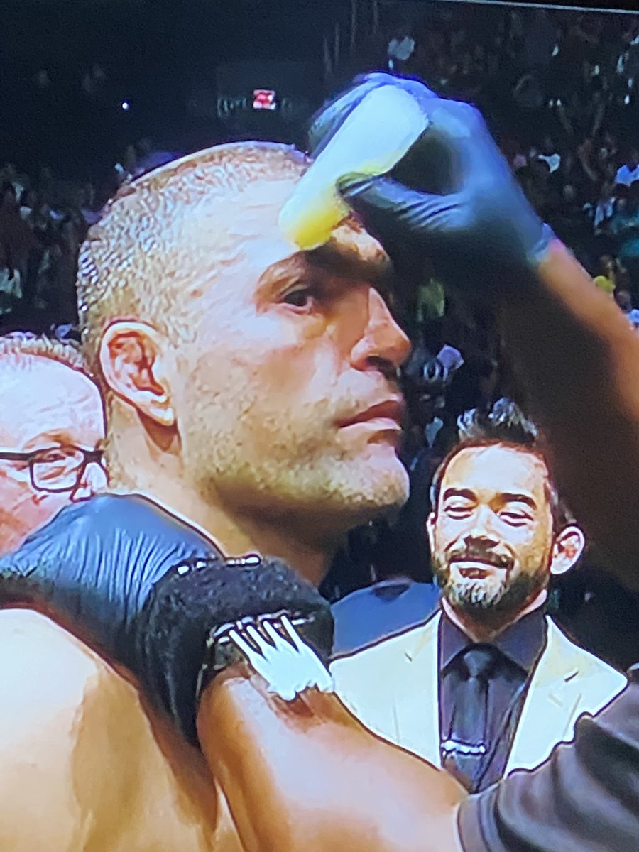 mip4lyfe's tweet photo. @glossier’s launching a new shade of Haloscope at tonight’s #UFC274 https://t.co/wu180LOOUx