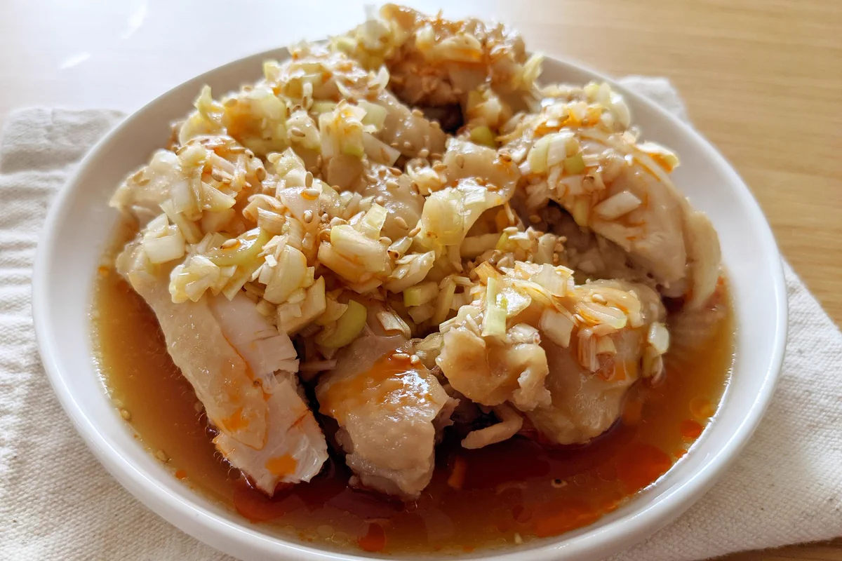 暑くなってきたので火を使わないレシピを考えてみました「レンジで簡単！めんつゆよだれ鶏」