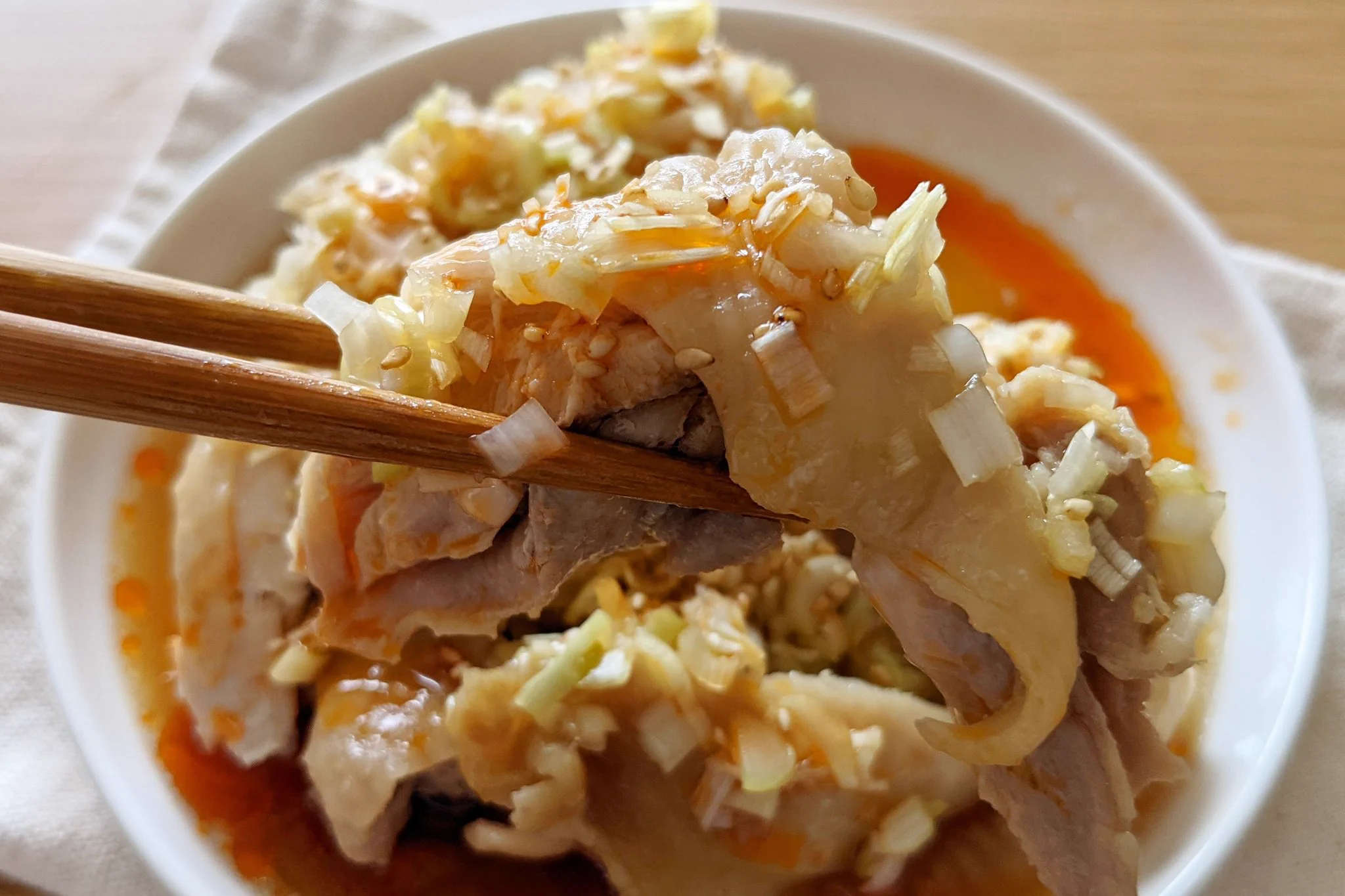 暑くなってきたので火を使わないレシピを考えてみました「レンジで簡単！めんつゆよだれ鶏」