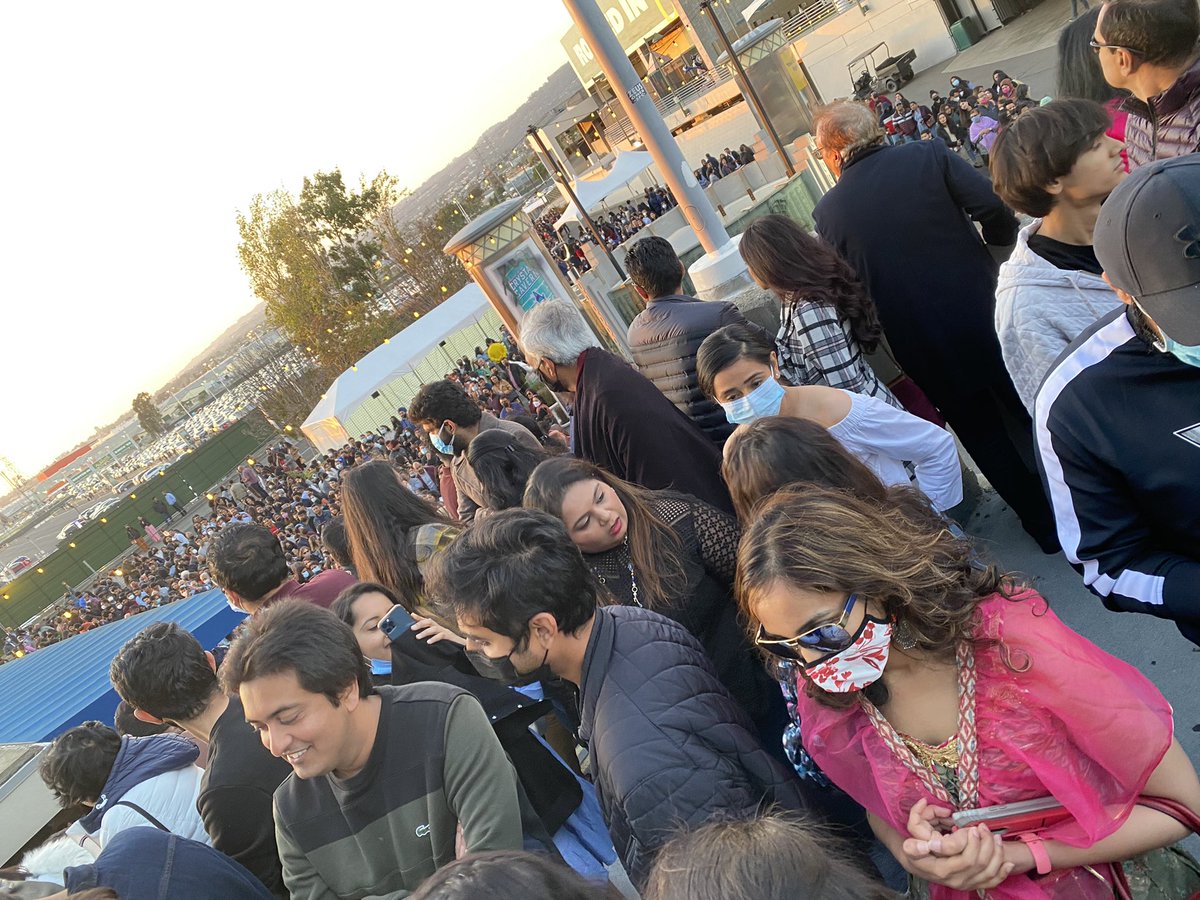 theanilsomani's tweet photo. Arijit Singh 2022 Bay Area concert. Totally unorganized. Standing for hours, no announcement. Least of what you expect after paying big bucks for tickets to reputed concert 👎🏼 #arijitsingh #showfest #oaklandarena https://t.co/E1oXQ6Zhr4
