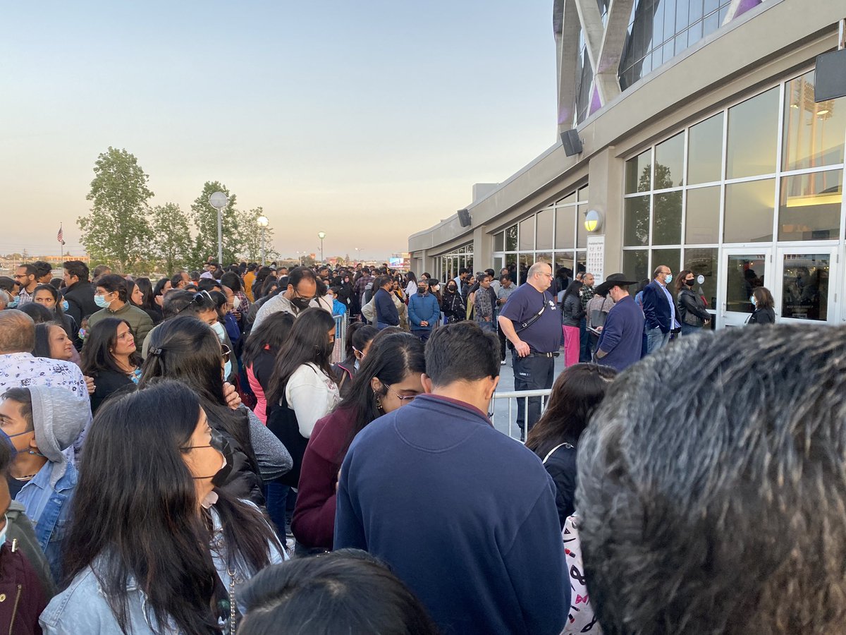 theanilsomani's tweet photo. Arijit Singh 2022 Bay Area concert. Totally unorganized. Standing for hours, no announcement. Least of what you expect after paying big bucks for tickets to reputed concert 👎🏼 #arijitsingh #showfest #oaklandarena https://t.co/E1oXQ6Zhr4