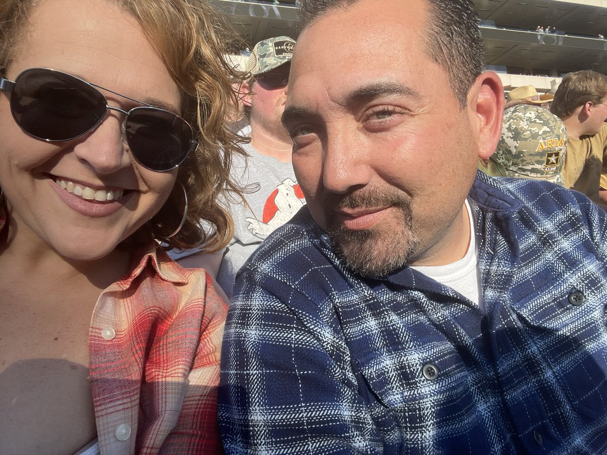 Sarahbeth8898's tweet photo. Awesome concert with my love!  Garth always puts on an awesome show! #GARTHatNOTREDAME https://t.co/MqL7iFWyUG