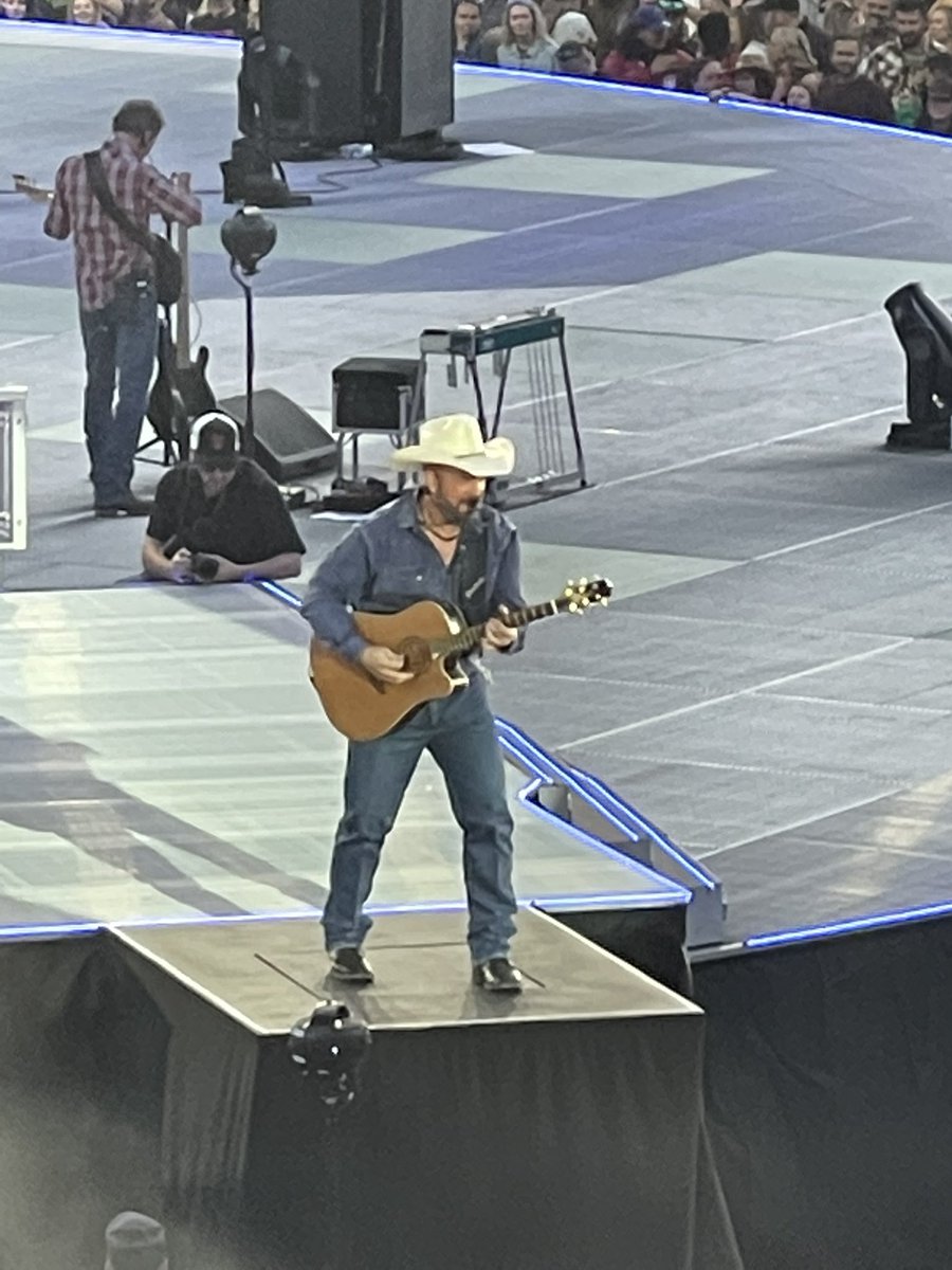 Sarahbeth8898's tweet photo. Awesome concert with my love!  Garth always puts on an awesome show! #GARTHatNOTREDAME https://t.co/MqL7iFWyUG